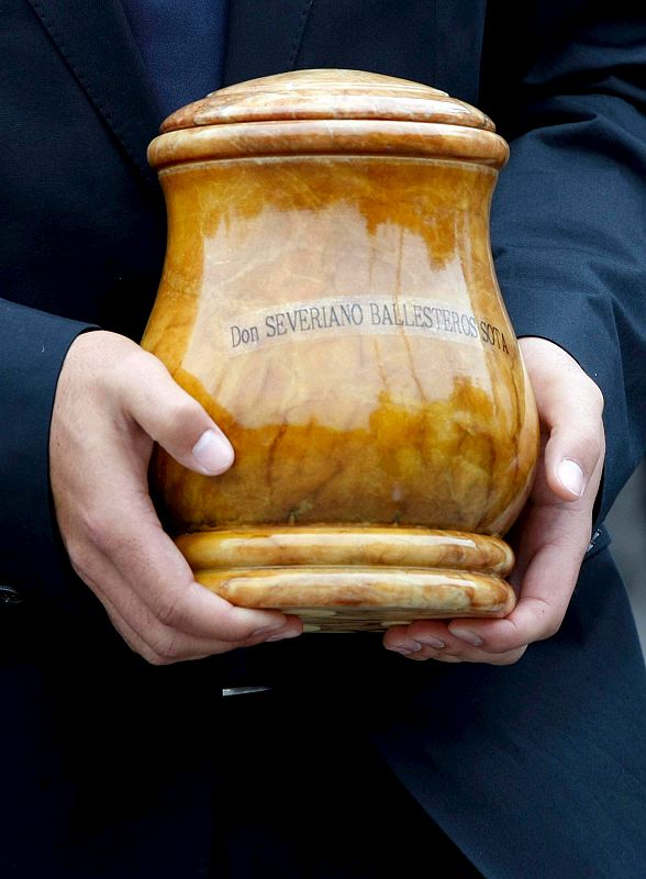 Detalle de la urna con las cenizas de Severiano Ballesteros, que fueron enterradas bajo un magnolio en la casa del golfista en Pedreña
