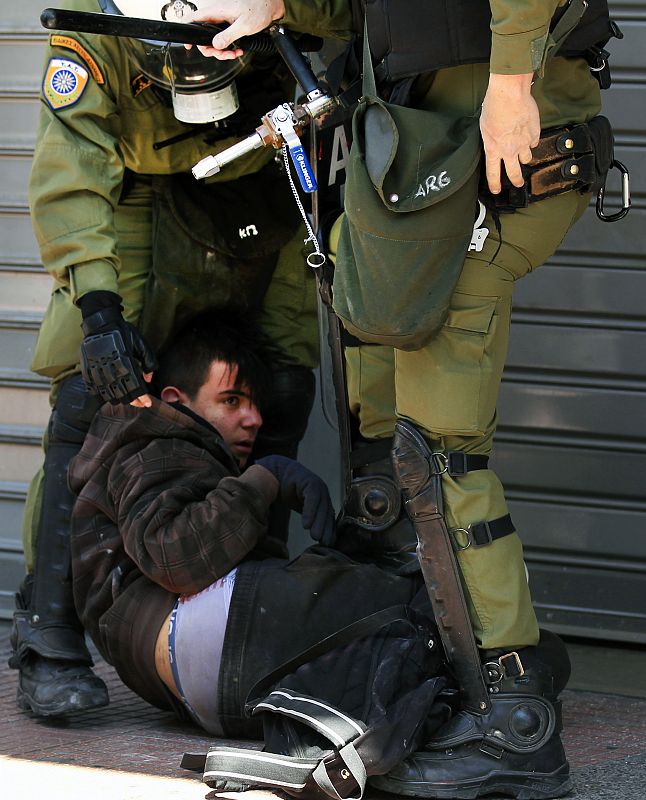 Un manifestante es detenido en el transcurso de las movilizaciones en el centro de Atenas