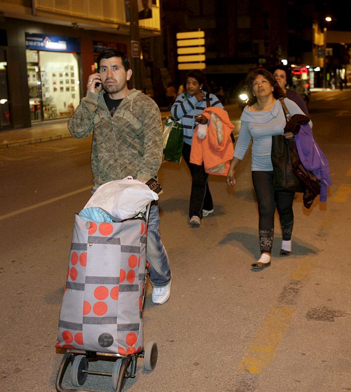 Varias personas circulan con sus pertenencias por la Gran Vía de Lorca en busca de refugio por miedo a las réplicas