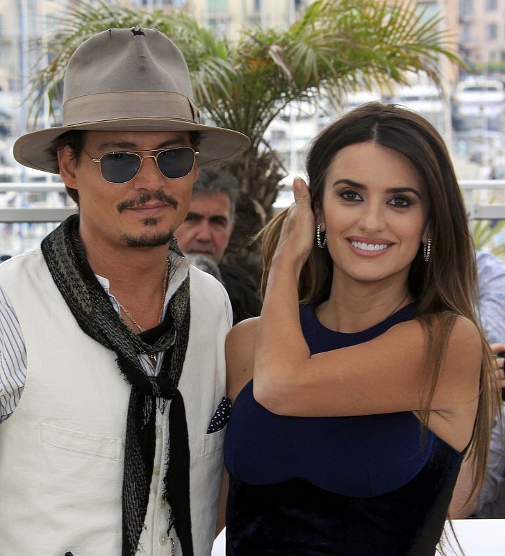 Cast members Depp and Cruz pose during a photocall for the film "Pirates Of The Caribbean: On Stranger Tides" at the 64th Cannes Film Festival