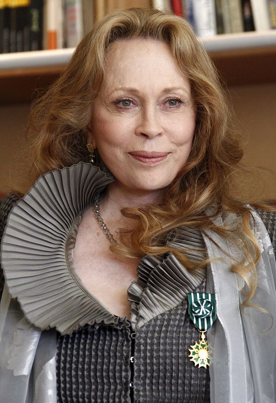 FAYE DUNAWAY RECIBE LA MEDALLA DE CABALLERO DE LA ORDEN DE LAS ARTES Y LAS LETRAS