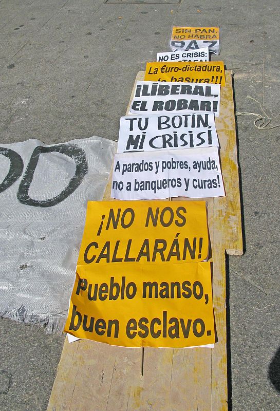 Con pancartas como "tu botín, mi crisis" o "pueblo manso, buen esclavo" protestan contra la situación política, social y económica