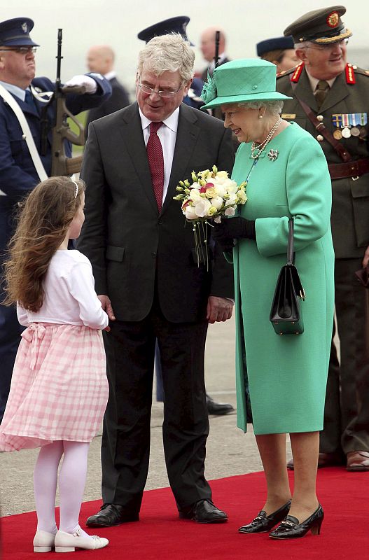 La reina recibe un ramo de flores a su llegada al aeropuerto de Dublín