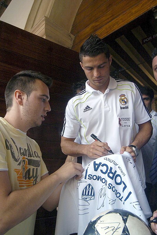 El delantero portugués del Real Madrid Cristiano Ronaldo firma un autógrafo.