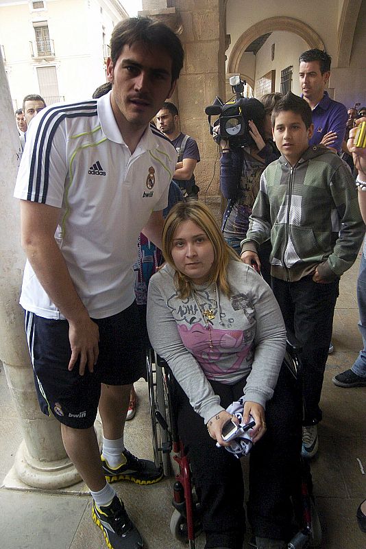 El guardameta y capitán del Real Madrid, Iker Casillas, posa con una aficionada junto al Ayuntamiento de Lorca.