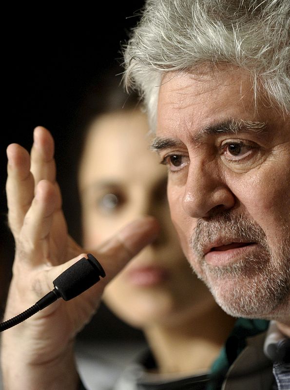 El director de cine español Pedro Almodovar presenta en rueda de prensa su película "La piel que habito" en la 64ª edición del Festival de Cannes (Francia)