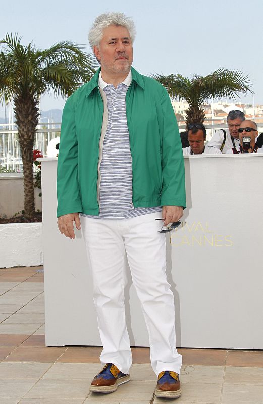 El director español Pedro Almodóvar posa durante el pase gráfico de su película 'La piel que habito', en la 64 edición del Festival de Cine de Cannes,