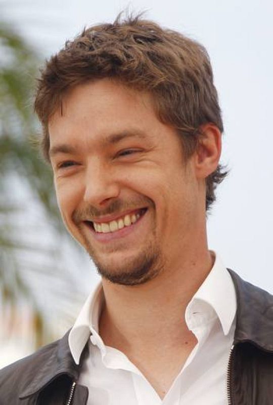  El actor español Jan Cornet posa durante el pase gráfico de la película 'La piel que habito',