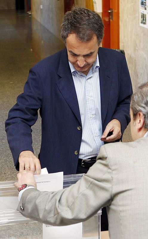 Spain's PM Zapatero casts his ballot at the Madrid polling station during Spain's regional and municipal elections