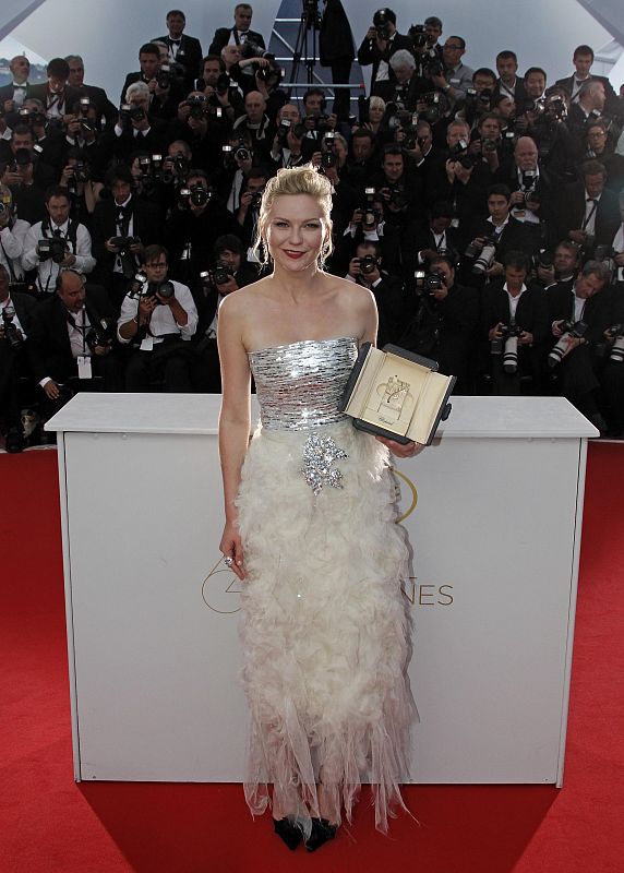 Kirsten Dunst posa con su premio como mejor actriz por 'Melancholia'