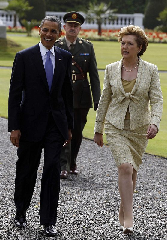 El presidente Obama con su homóloga irlandesa, Mary McAleese, en la residencia presidencial de Dublín