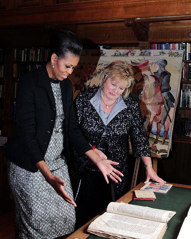 Michelle Obama y la mujer del primer ministro irlandés visitan recuerdos de la historia irlandesa