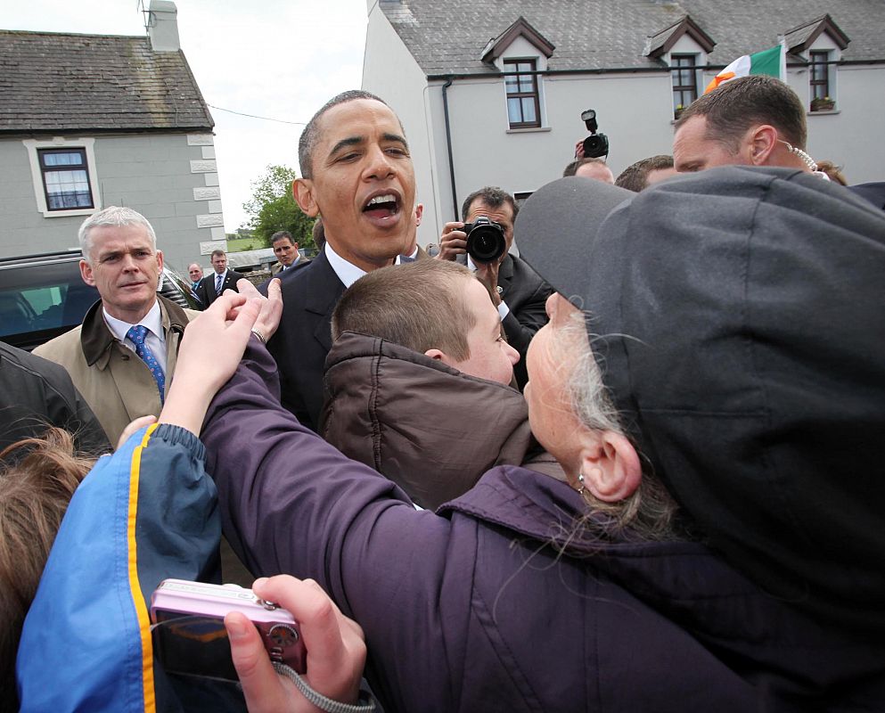 El presidente Obama saluda a los cientos de irlandeses que esperaban su llegada