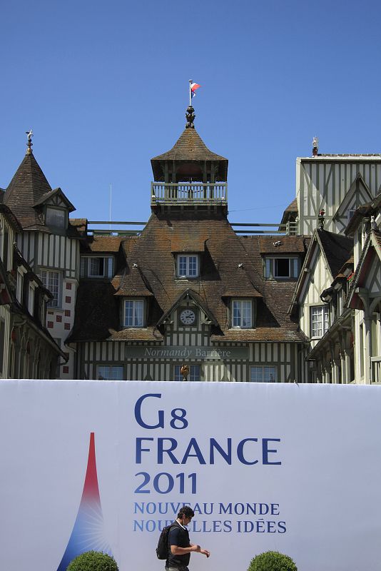 Un hombre camina por delante de las instalaciones de Deauville (Francia) donde este jueves y viernes tendrá lugar la cumbre del G8