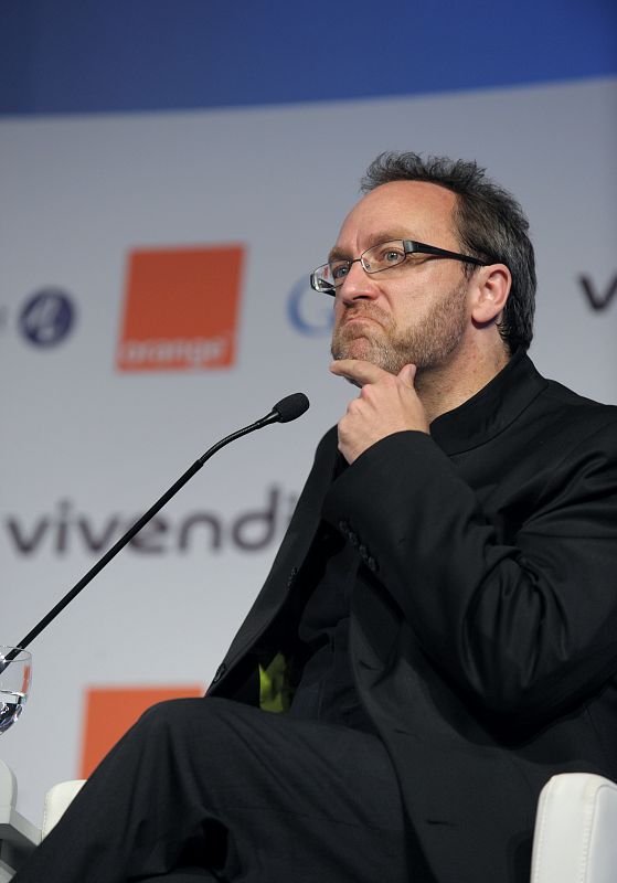 El fundador de Wikipedia Jimmy Wales participa en una mesa redonda durante la reunión de las figuras destacadas de internet previa a la cumbre del G8