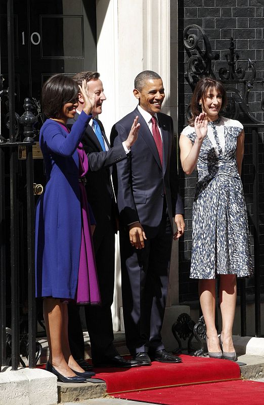 El matrimonio Obama saluda junto al primer ministro británico y su mujer