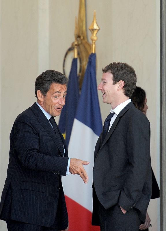 Nicolás Sarkozy charla amistosamente con Mark Zuckerberg, fundador de Facebook, a su llegada al Palacio del Elíseo