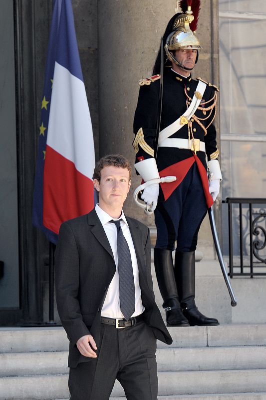 Mark Zuckerberg saliendo de la residencia del presidente francés, Nicolás Sarkozy, con el que ha compartido una charla sobre la situación actual de internet