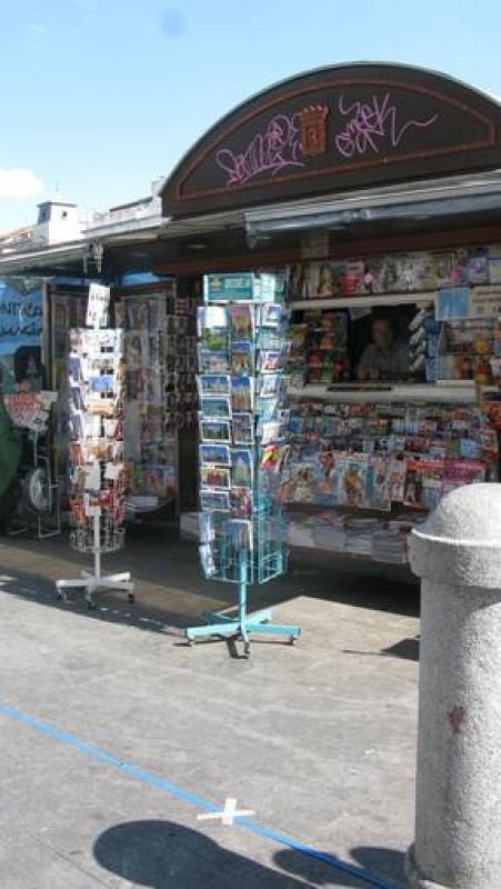 Con una cinta azul en el suelo, los 'indignados' piden establecen un perímetro alrededor de los quioscos de la plaza para que no se acampe en esa zona.