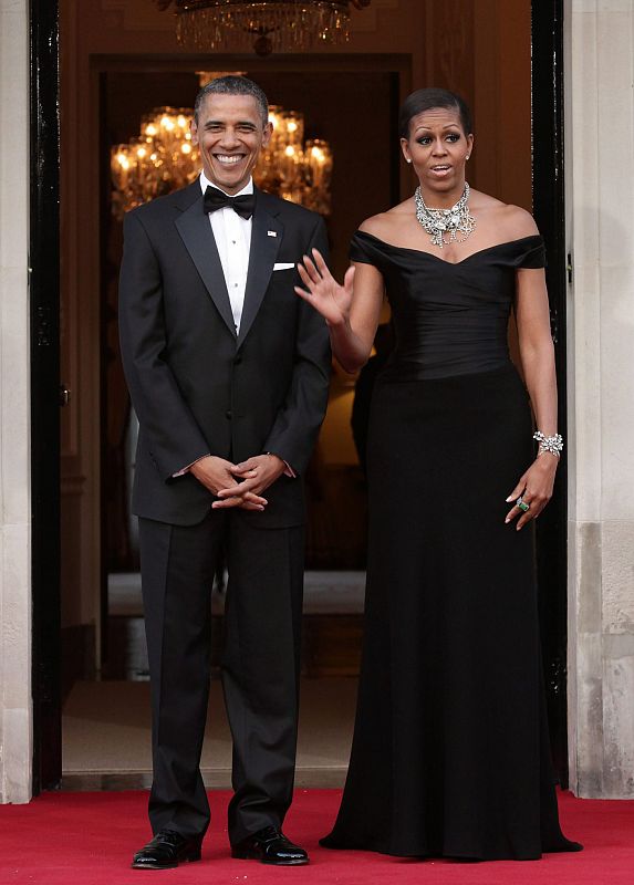 Barack y Michelle Obama esperan la llegada de la reina Isabel II a Winfield House.