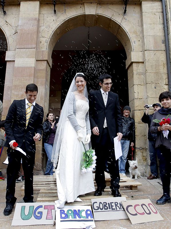 Celebración de un enlace matrimonial entre políticos y banqueros organizado por Democracia Real Ya y jóvenes del Movimiento 15M en la plaza del Ayuntamiento de Oviedo