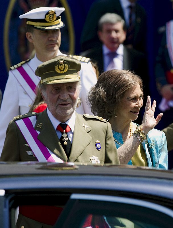 REYES Y PRINCIPES ASTURIAS EN EL DÍA DE LAS FUERZAS ARMADAS CON HOMENAJE A BANDERA Y CAÍDOS