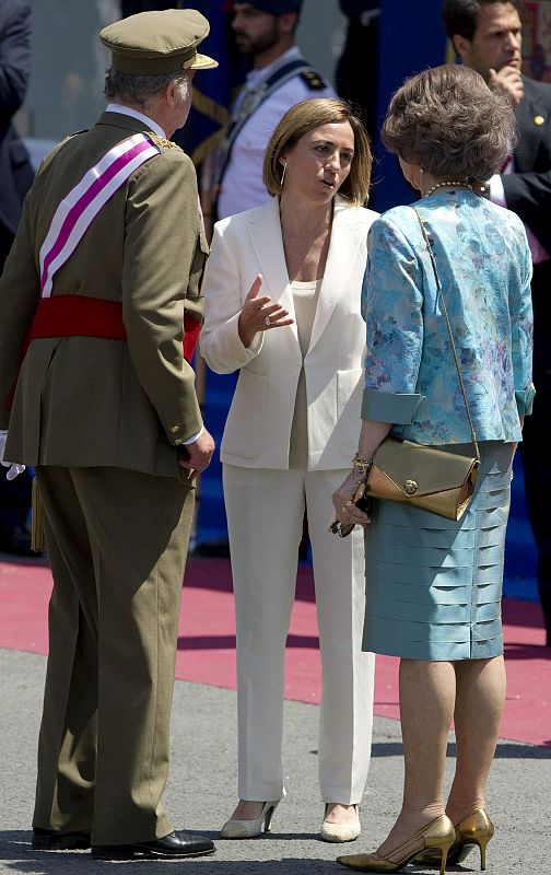 REYES Y PRINCIPES DE ASTURIAS EN EL DÍA DE LAS FUERZAS ARMADAS CON HOMENAJE A BANDERA Y CAÍDOS