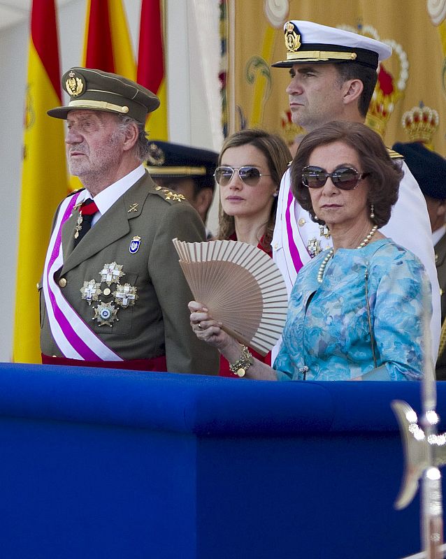 REYES Y PRINCIPES ASTURIAS EN EL DÍA DE LAS FUERZAS ARMADAS CON HOMENAJE A BANDERA Y CAÍDOS