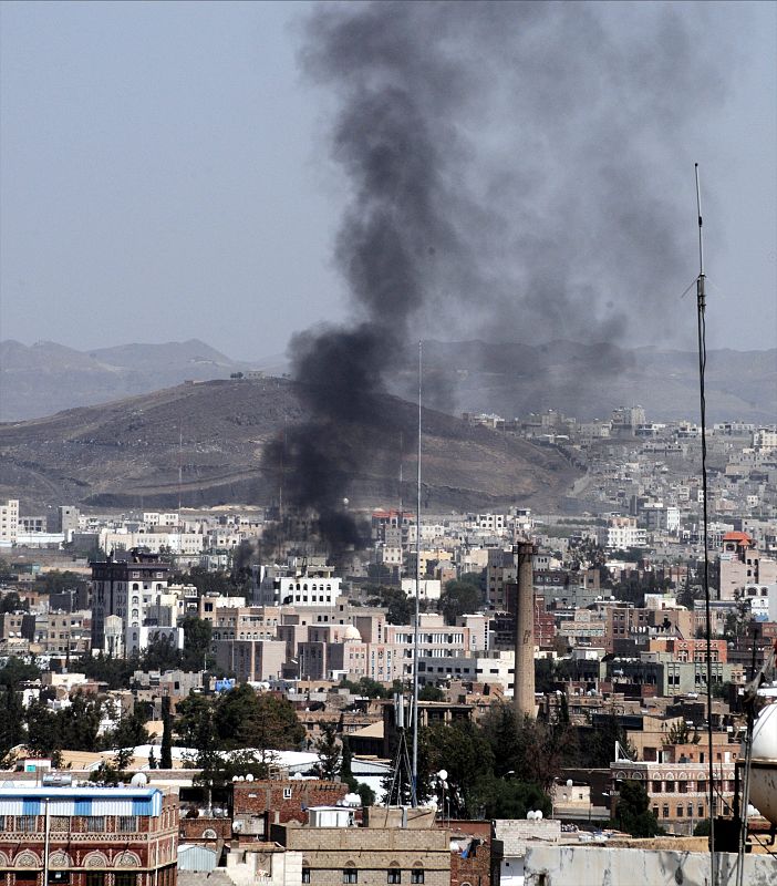 Columna de humo en la capital de Yemen, Saná