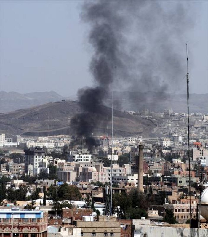 Columna de humo en la capital de Yemen, Saná 