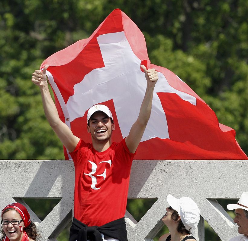 Aficionados suizos apoyan a su compatriota Roger Federer durante la final del torneo de Roland Garros que disputó contra el tenista español Rafael Nadal en París.