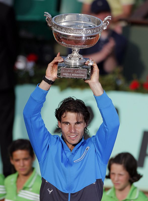 El tenista español Rafael Nadal alza el trofeo tras vencer al suizo Roger Federer en la final del torneo de Roland Garros en París, Francia, el domingo 5 de junio de 2011. Nadal derrotó a Federer por 7-5, 7-6 (3), 5-7, y 6-1 para ganar por sexta vez