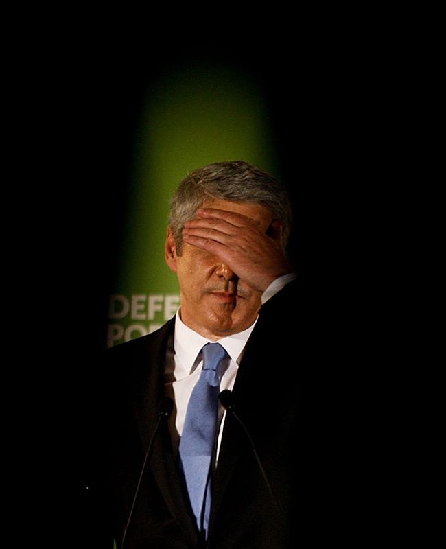 El primer ministro saliente, José Sócrates, lee su discurso de dimisión