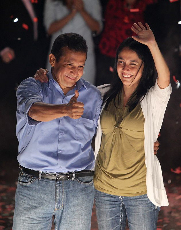 El candidato nacionalista Ollanta Humala saluda a sus simpatizantes junto su esposa Nadine Heredia