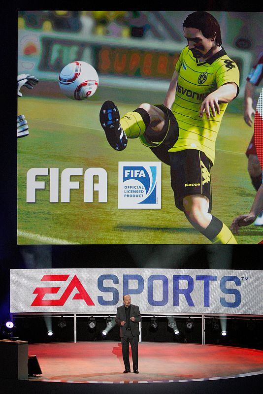 Peter Moore, presidente de AE Sports, presenta la última versión del popular videojuego FIFA durante una de las conferencias del E3