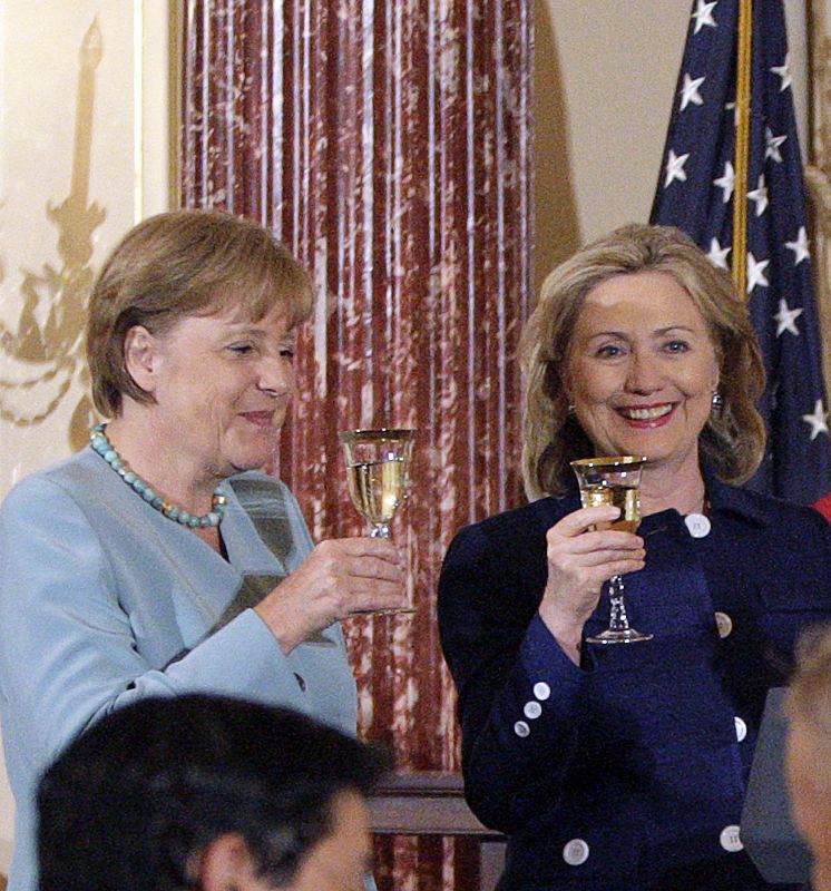 Brindis de Merkel y Clinton junto a otros diplomáticos.