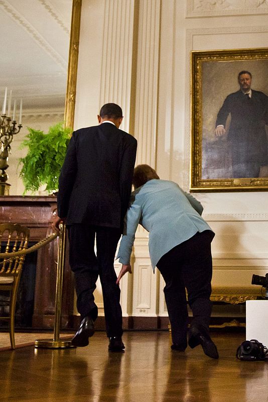 Merkel tropieza a su llegada a la rueda de prensa que concedió junto a Obama tras su reunión en la Casa Blanca.