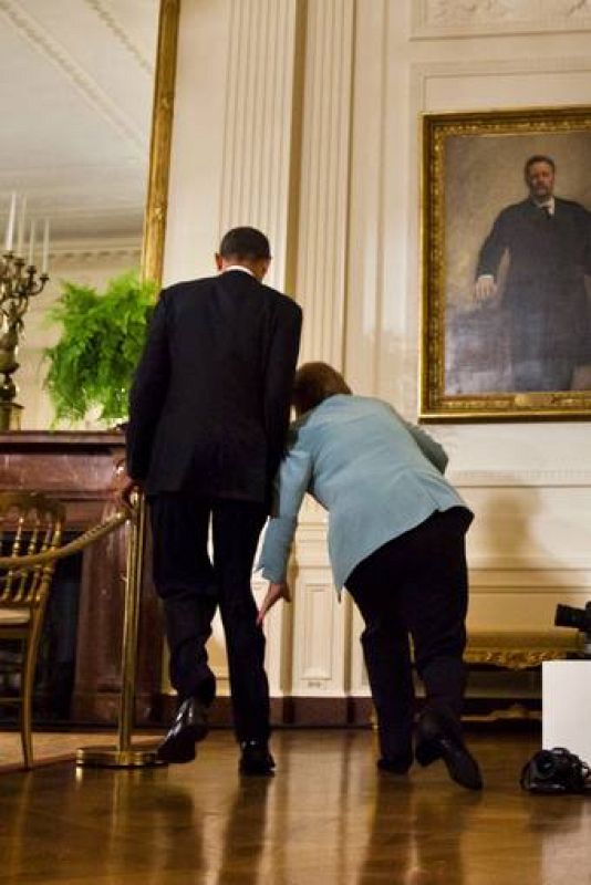 Merkel tropieza a su llegada a la rueda de prensa que concedió junto a Obama tras su reunión en la Casa Blanca.