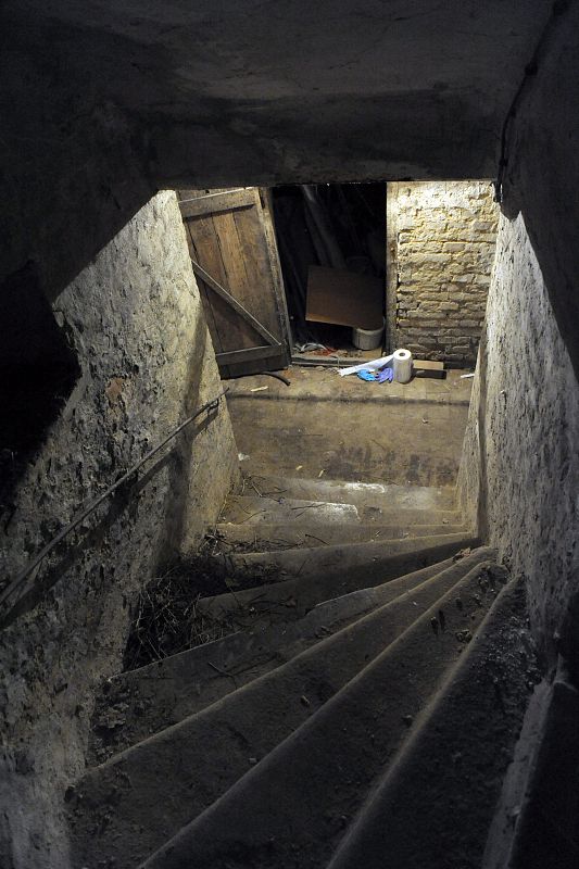 Unos trabajadores descubrieron los cuerpos descuartizados cuando realizaban unas obras de construcción en la peluquería próxima a la heladería.