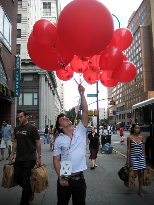 Una de las técnicas consiste en utilizar grandes globos de fiesta rellenos de helio para realizar algunas fotos a unos 15 ó 20 metros del sueloa unos 15 ó 20 metros del suelo