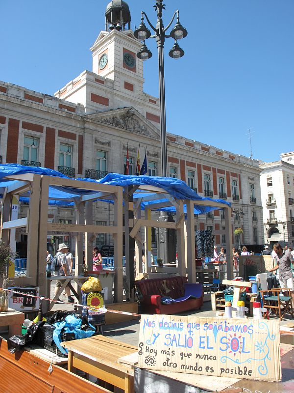 Primer día del levantamiento de la acampada Sol.