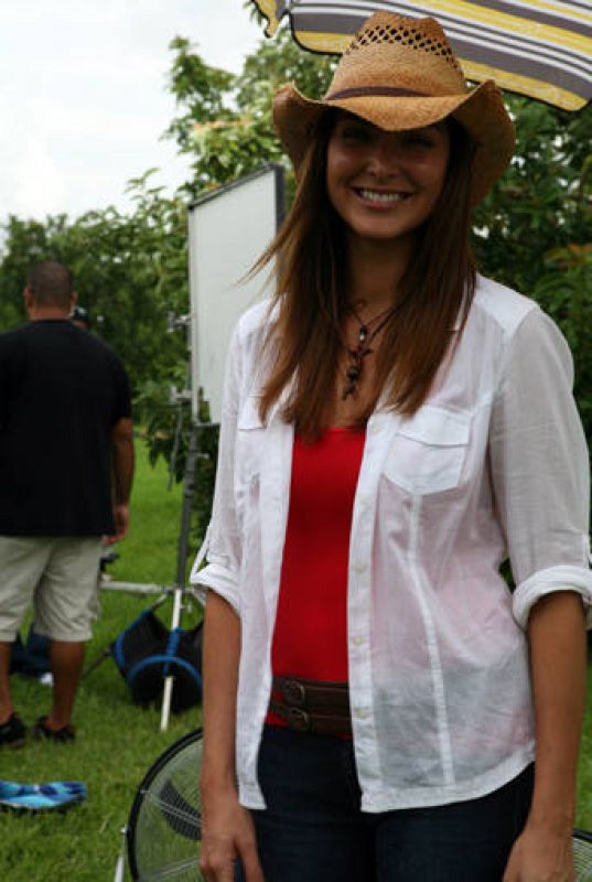  Eva es una chica trabajadora y luchadora que, como muchos latinos, lucha por hacer realidad sus sueños en Estados Unidos. 