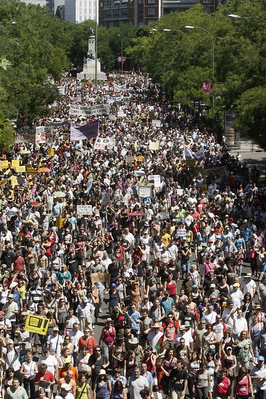 LOS "INDIGNADOS" DEL 15-M LLEVAN SU PROTESTA A LAS CALLES ESPAÑOLAS