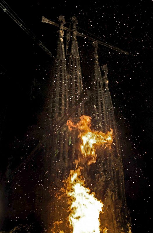 Una de las hogueras de San Juan junto a la Basílica de la Sagrada Familia de Barcelona.