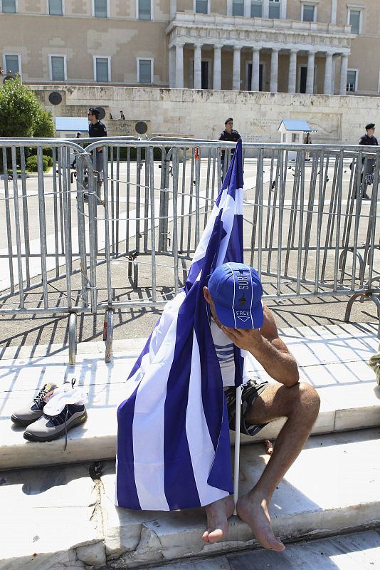 Un manifestante se toma un descanso durante la protesta