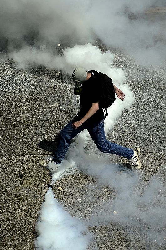 La policía griega ha lanzado gases lacrimógenos para dispersar a un pequeño grupo de jóvenes