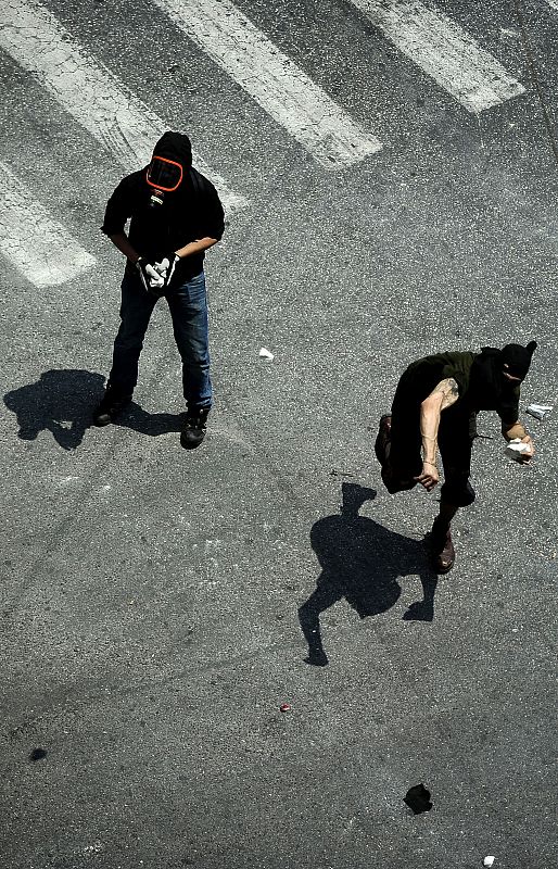 Los jóvenes han lanzado piedras y botellas a las fuerzas de seguridad