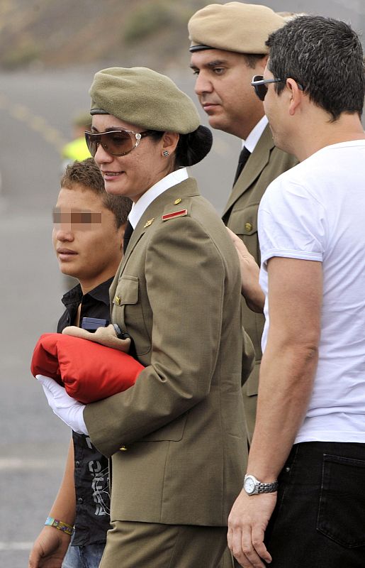 La hermana y el hijo de la soldado Niyireth Pineda Marín al término del funeral