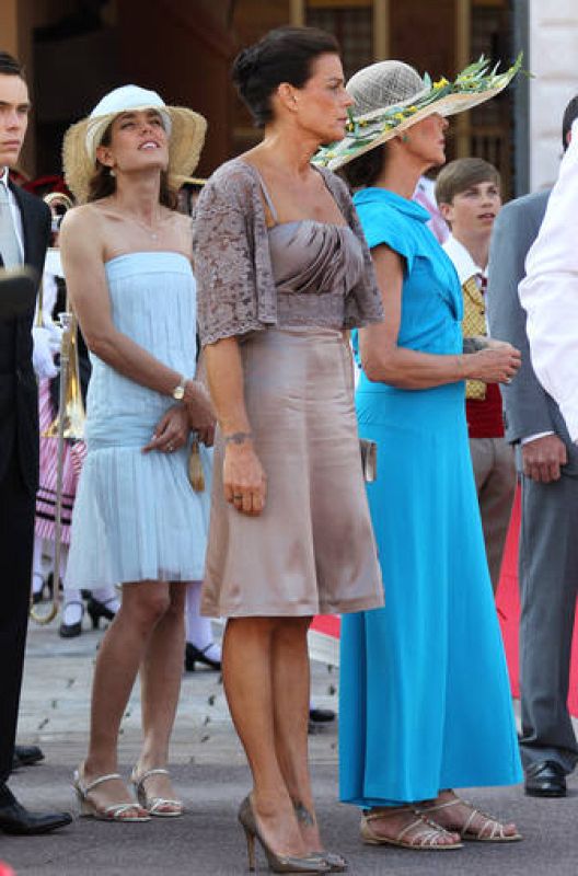 La princesa Carolina de Mónaco y su hija Carlota Casiraghi han confiado en Chanel y han lucido pamela, mientra que Estefanía ha optado por un vestido color visión con torera de encaje. 