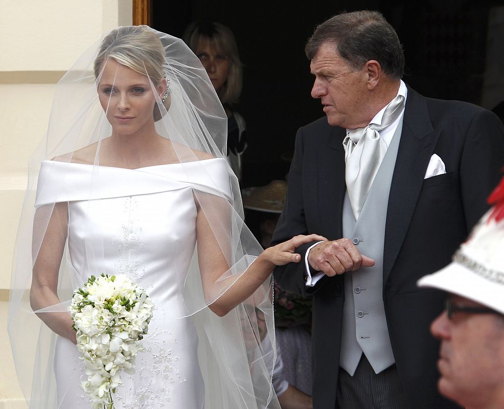 Michael Kenneth Wittstock conduce a su hija, Charlene de Mónaco, hacia la ceremonia religiosa